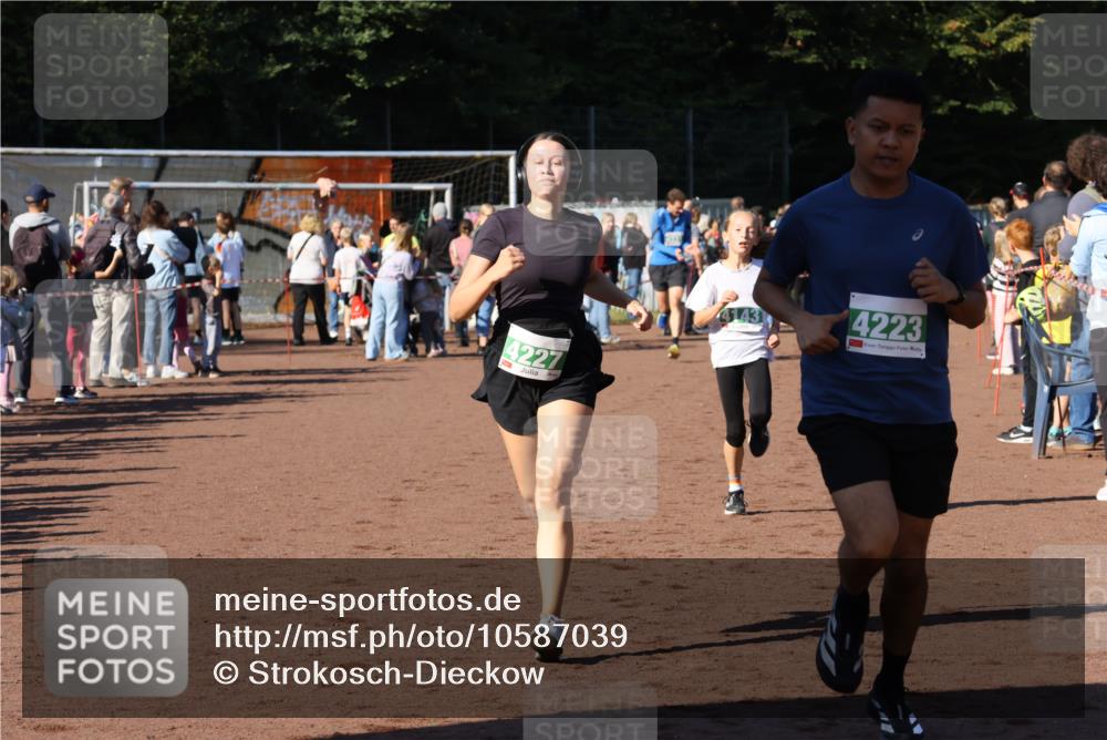 27.09.2026 - 35. Volkslauf durch das schöne Alstertal Strokosch-Dieckow http://msf.ph/oto/10587039 27.09.2026 10:55:56 Ziel 4143, 4223, 4227, 4230, 4231 meine-sportfotos.de