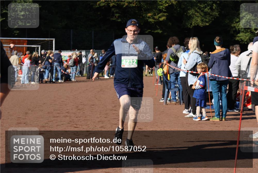 27.09.2026 - 35. Volkslauf durch das schöne Alstertal Strokosch-Dieckow http://msf.ph/oto/10587052 27.09.2026 10:55:44 Ziel 4138, 4232 meine-sportfotos.de