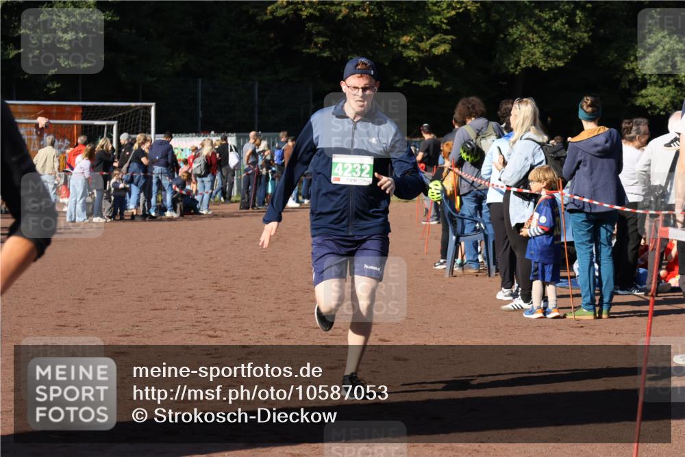27.09.2026 - 35. Volkslauf durch das schöne Alstertal Strokosch-Dieckow http://msf.ph/oto/10587053 27.09.2026 10:55:44 Ziel 4138, 4232 meine-sportfotos.de