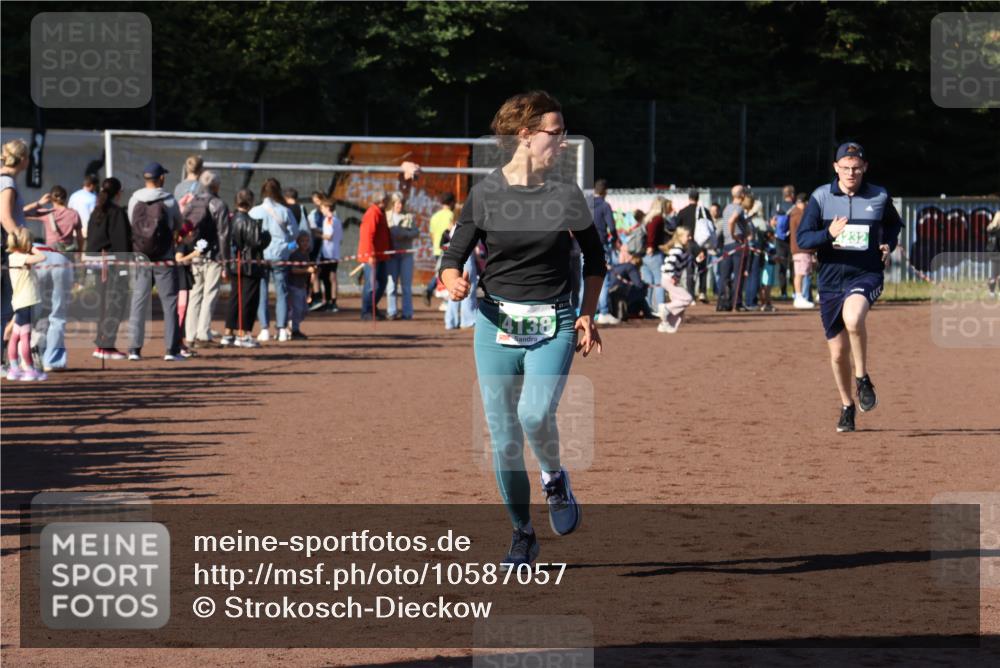 27.09.2026 - 35. Volkslauf durch das schöne Alstertal Strokosch-Dieckow http://msf.ph/oto/10587057 27.09.2026 10:55:42 Ziel 4138, 4232 meine-sportfotos.de