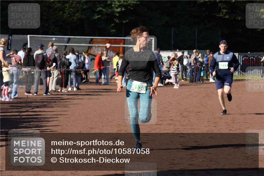 27.09.2026 - 35. Volkslauf durch das schöne Alstertal Strokosch-Dieckow http://msf.ph/oto/10587058 27.09.2026 10:55:42 Ziel 4138, 4232 meine-sportfotos.de