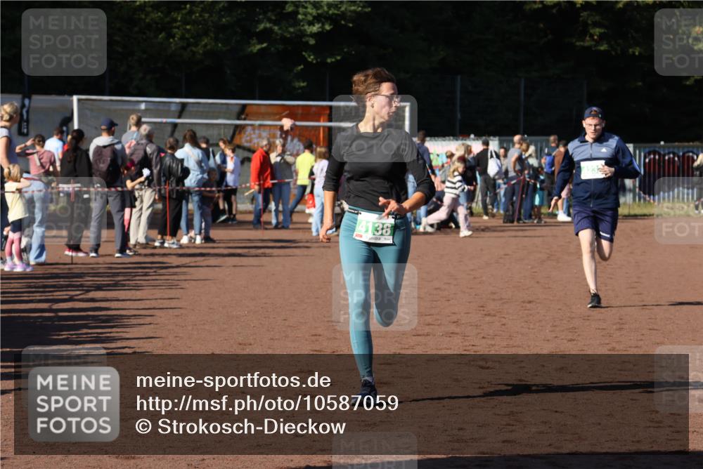 27.09.2026 - 35. Volkslauf durch das schöne Alstertal Strokosch-Dieckow http://msf.ph/oto/10587059 27.09.2026 10:55:42 Ziel 4138, 4232 meine-sportfotos.de