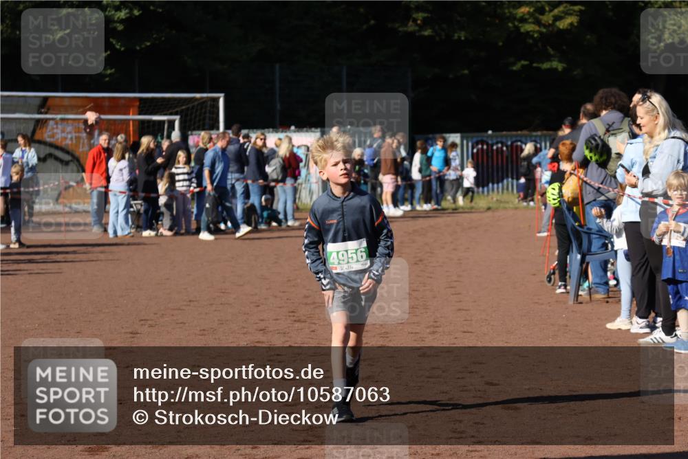 27.09.2026 - 35. Volkslauf durch das schöne Alstertal Strokosch-Dieckow http://msf.ph/oto/10587063 27.09.2026 10:55:19 Ziel 4956 meine-sportfotos.de
