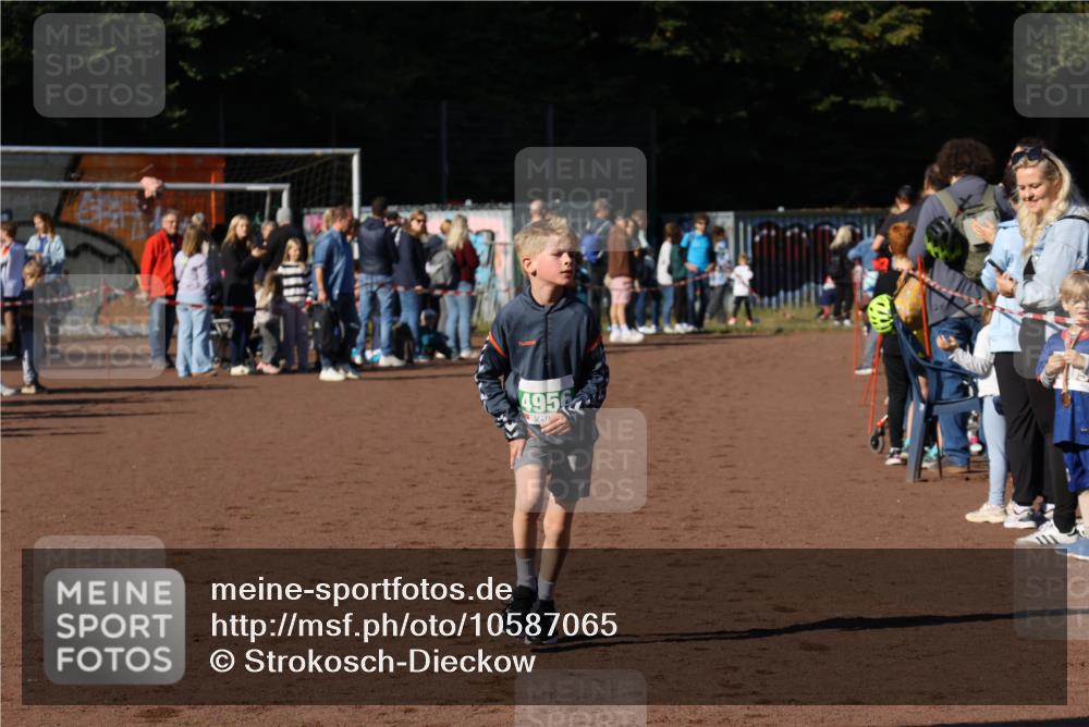 27.09.2026 - 35. Volkslauf durch das schöne Alstertal Strokosch-Dieckow http://msf.ph/oto/10587065 27.09.2026 10:55:19 Ziel 4956 meine-sportfotos.de