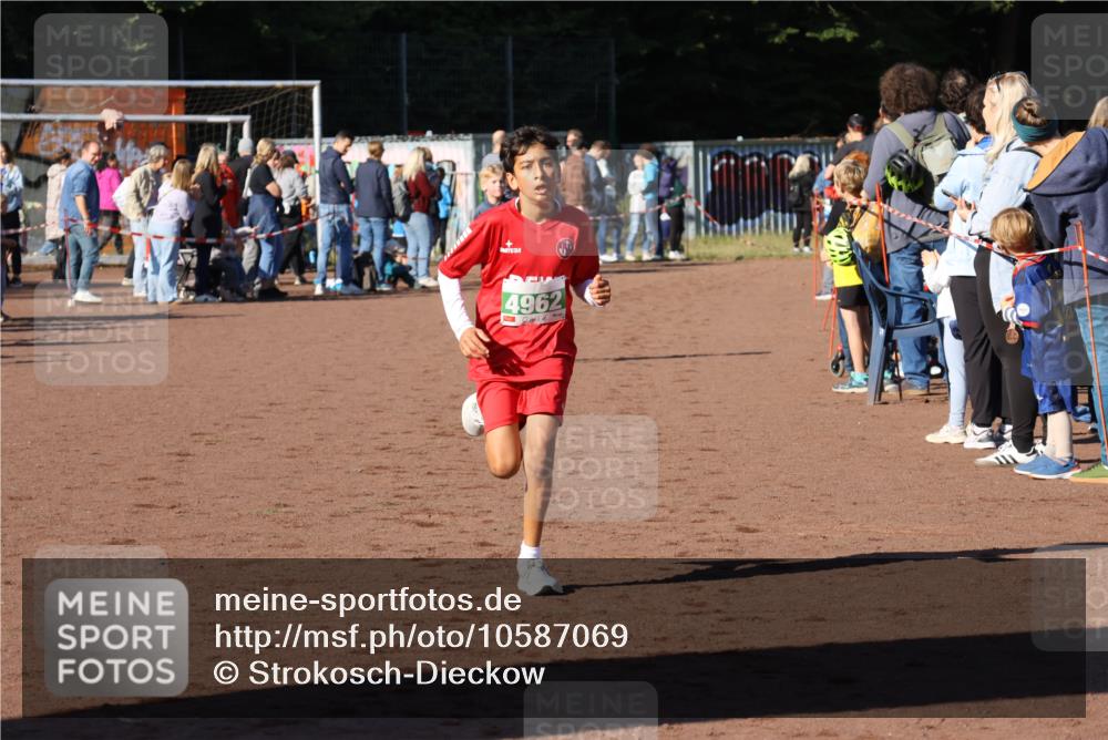 27.09.2026 - 35. Volkslauf durch das schöne Alstertal Strokosch-Dieckow http://msf.ph/oto/10587069 27.09.2026 10:55:13 Ziel 4956, 4962 meine-sportfotos.de