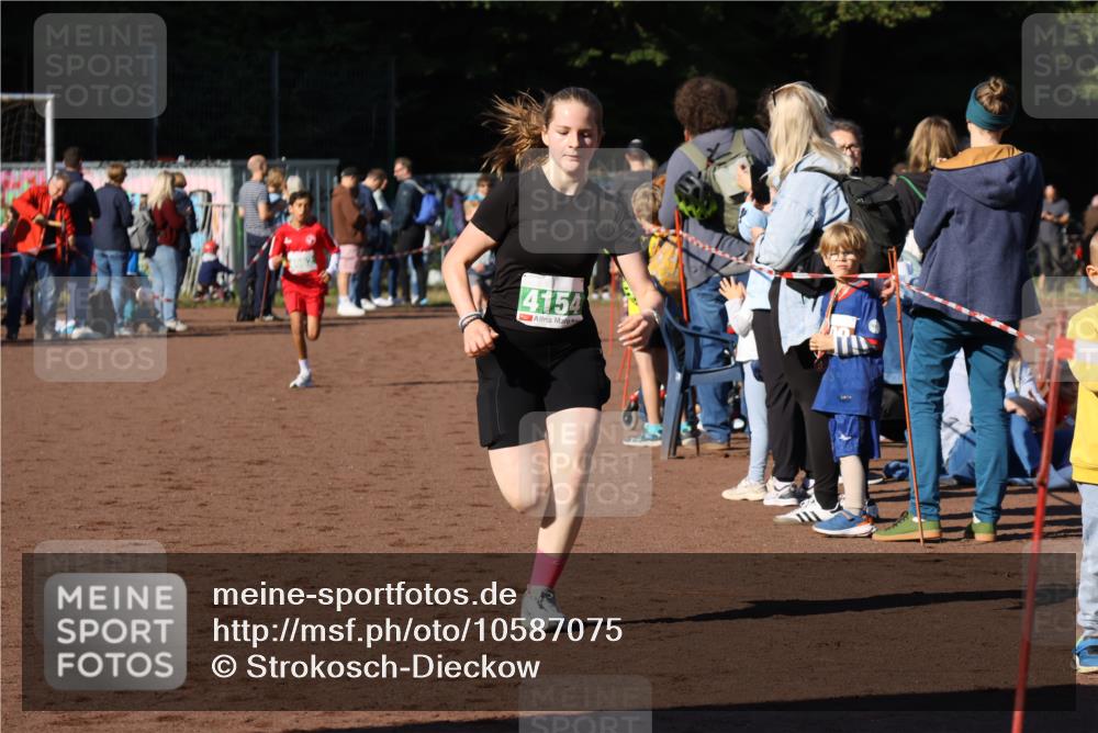 27.09.2026 - 35. Volkslauf durch das schöne Alstertal Strokosch-Dieckow http://msf.ph/oto/10587075 27.09.2026 10:55:07 Ziel 4154, 4962 meine-sportfotos.de