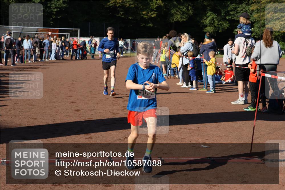 27.09.2026 - 35. Volkslauf durch das schöne Alstertal Strokosch-Dieckow http://msf.ph/oto/10587088 27.09.2026 10:54:44 Ziel 4005, 5002 meine-sportfotos.de