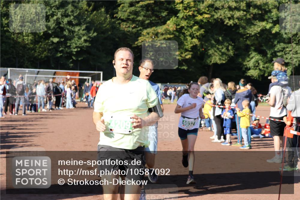 27.09.2026 - 35. Volkslauf durch das schöne Alstertal Strokosch-Dieckow http://msf.ph/oto/10587092 27.09.2026 10:54:38 Ziel 4005, 4032, 4033, 4063, 4064, 4209, 5002 meine-sportfotos.de