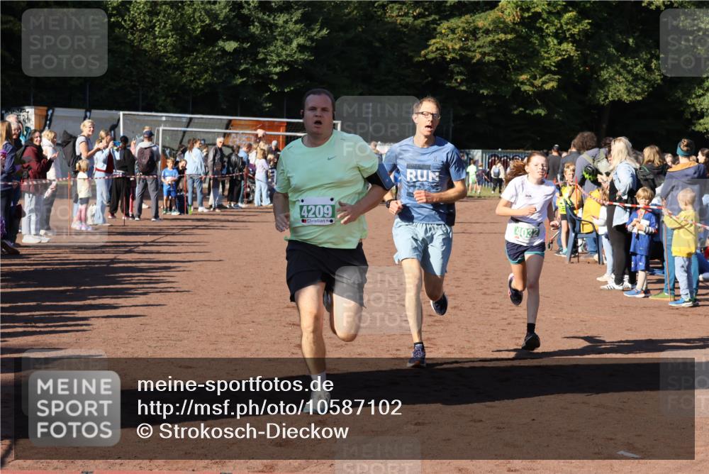 27.09.2026 - 35. Volkslauf durch das schöne Alstertal Strokosch-Dieckow http://msf.ph/oto/10587102 27.09.2026 10:54:37 Ziel 4005, 4032, 4033, 4063, 4064, 4209, 5002 meine-sportfotos.de