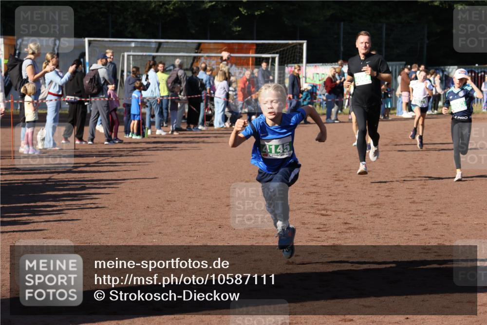 27.09.2026 - 35. Volkslauf durch das schöne Alstertal Strokosch-Dieckow http://msf.ph/oto/10587111 27.09.2026 10:54:32 Ziel 4032, 4033, 4063, 4064, 4145, 4209 meine-sportfotos.de