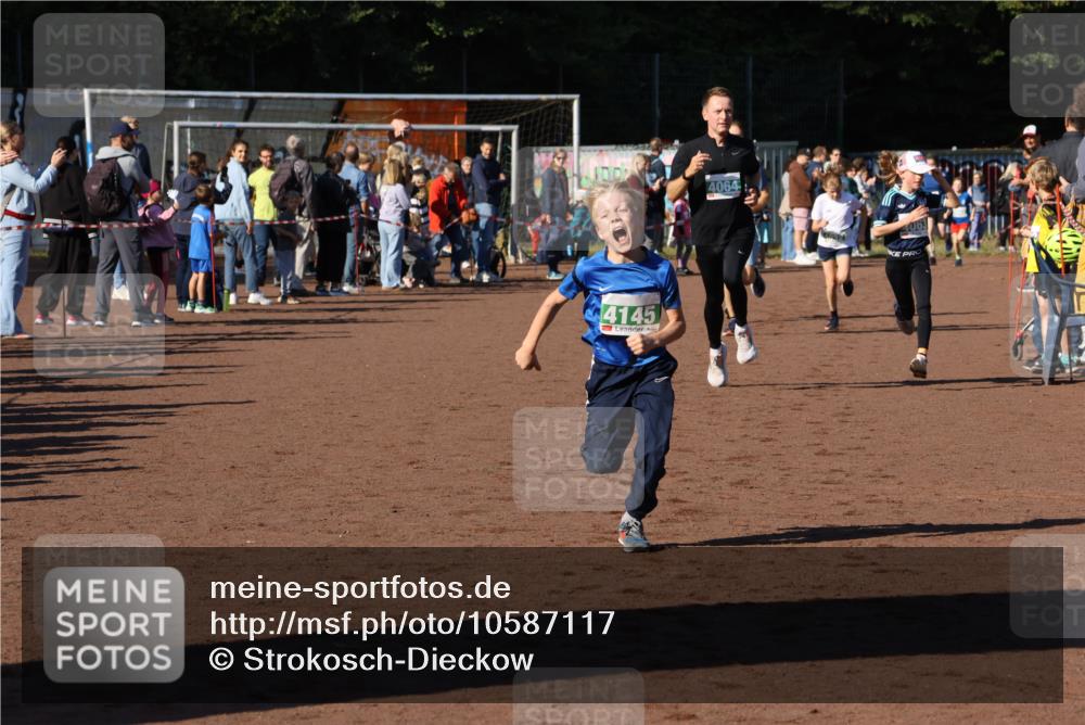 27.09.2026 - 35. Volkslauf durch das schöne Alstertal Strokosch-Dieckow http://msf.ph/oto/10587117 27.09.2026 10:54:31 Ziel 4032, 4033, 4063, 4064, 4145, 4209 meine-sportfotos.de