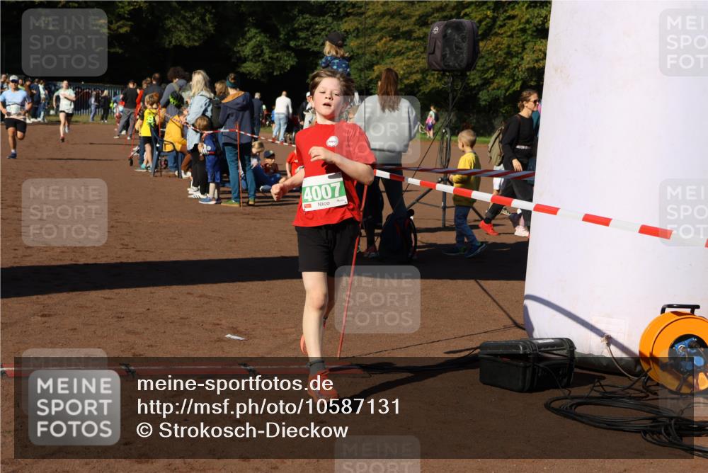 27.09.2026 - 35. Volkslauf durch das schöne Alstertal Strokosch-Dieckow http://msf.ph/oto/10587131 27.09.2026 10:54:19 Ziel 4000, 4007, 4139, 4174 meine-sportfotos.de