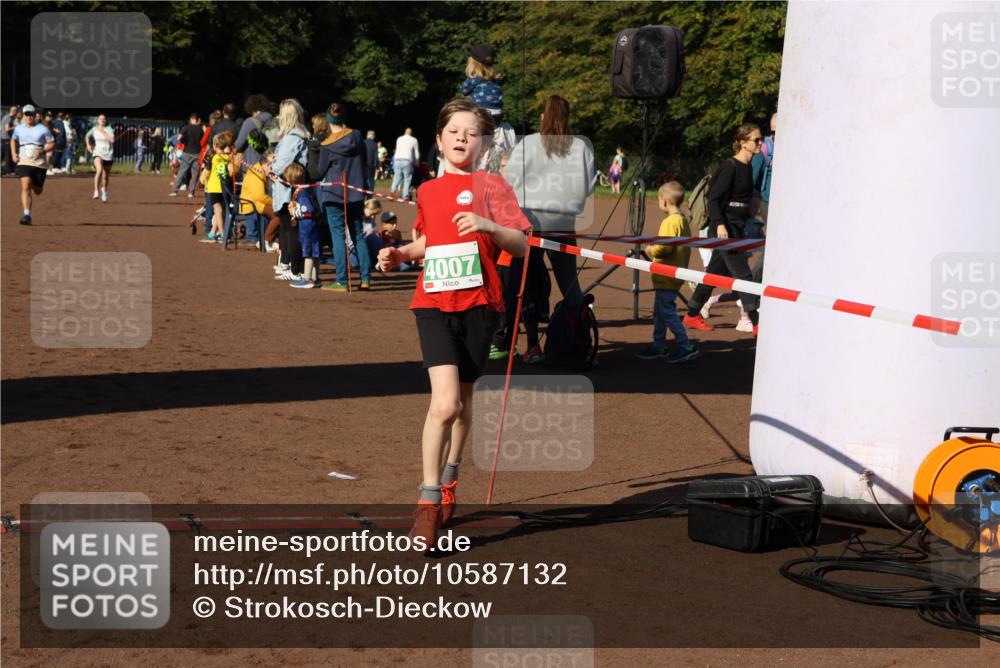 27.09.2026 - 35. Volkslauf durch das schöne Alstertal Strokosch-Dieckow http://msf.ph/oto/10587132 27.09.2026 10:54:19 Ziel 4000, 4007, 4139, 4174 meine-sportfotos.de