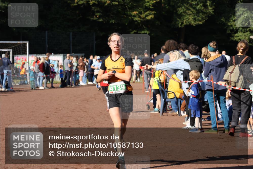 27.09.2026 - 35. Volkslauf durch das schöne Alstertal Strokosch-Dieckow http://msf.ph/oto/10587133 27.09.2026 10:54:15 Ziel 4000, 4007, 4139, 4164 meine-sportfotos.de