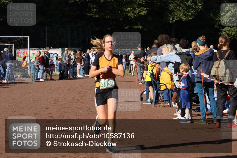 27.09.2026 - 35. Volkslauf durch das schöne Alstertal Strokosch-Dieckow http://msf.ph/oto/10587136 27.09.2026 10:54:14 Ziel 4007, 4139, 4164 meine-sportfotos.de