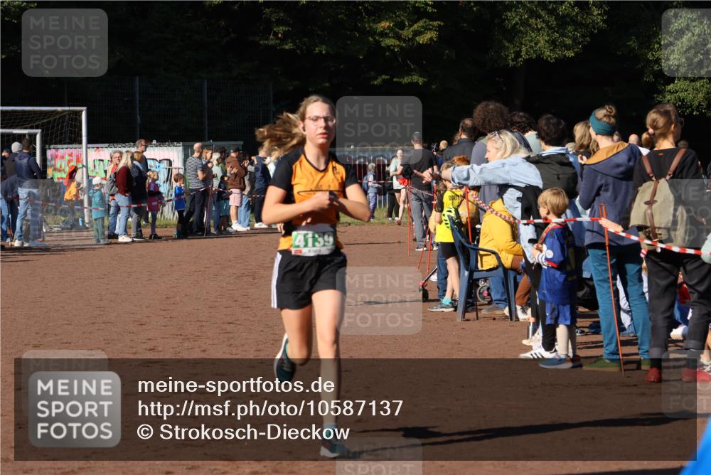 27.09.2026 - 35. Volkslauf durch das schöne Alstertal Strokosch-Dieckow http://msf.ph/oto/10587137 27.09.2026 10:54:14 Ziel 4007, 4139, 4164 meine-sportfotos.de
