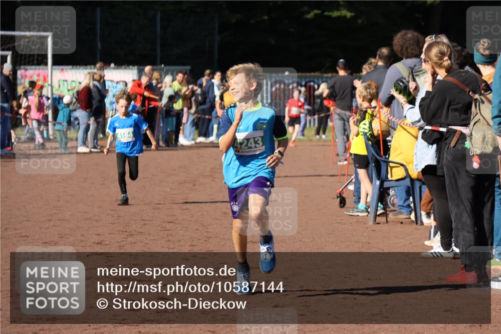 27.09.2026 - 35. Volkslauf durch das schöne Alstertal Strokosch-Dieckow http://msf.ph/oto/10587144 27.09.2026 10:54:08 Ziel 4139, 4164, 4243 meine-sportfotos.de