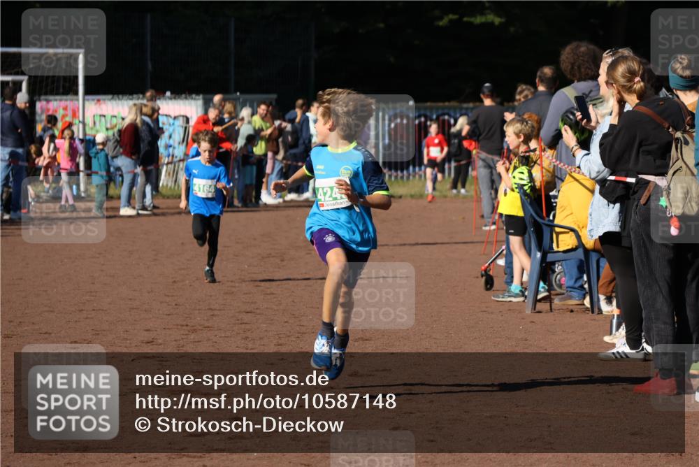 27.09.2026 - 35. Volkslauf durch das schöne Alstertal Strokosch-Dieckow http://msf.ph/oto/10587148 27.09.2026 10:54:08 Ziel 4139, 4164, 4243 meine-sportfotos.de