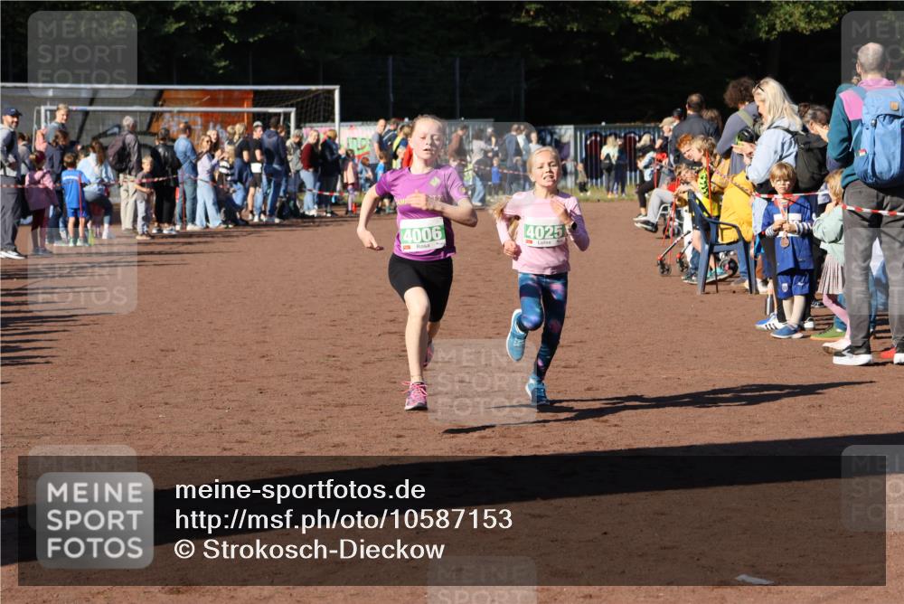 27.09.2026 - 35. Volkslauf durch das schöne Alstertal Strokosch-Dieckow http://msf.ph/oto/10587153 27.09.2026 10:53:48 Ziel 4006, 4025 meine-sportfotos.de
