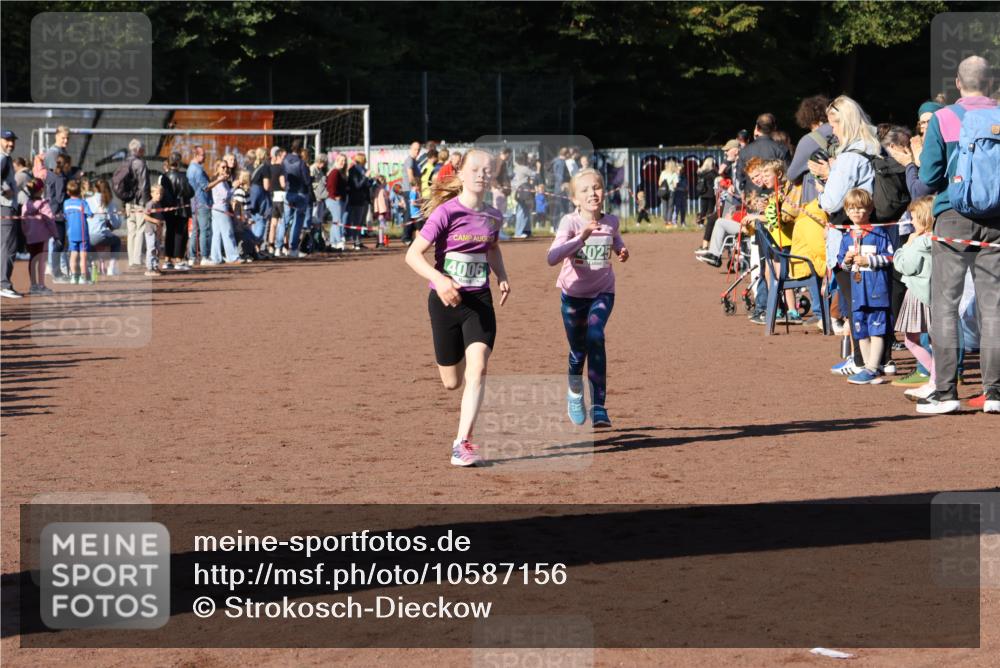 27.09.2026 - 35. Volkslauf durch das schöne Alstertal Strokosch-Dieckow http://msf.ph/oto/10587156 27.09.2026 10:53:48 Ziel 4006, 4025 meine-sportfotos.de