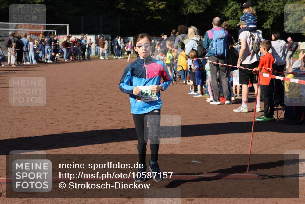 27.09.2026 - 35. Volkslauf durch das schöne Alstertal Strokosch-Dieckow http://msf.ph/oto/10587157 27.09.2026 10:53:40 Ziel 4006, 4025, 4228 meine-sportfotos.de