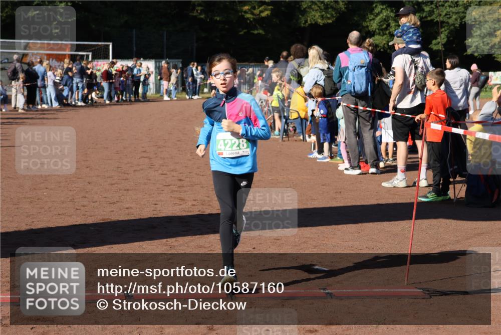 27.09.2026 - 35. Volkslauf durch das schöne Alstertal Strokosch-Dieckow http://msf.ph/oto/10587160 27.09.2026 10:53:40 Ziel 4006, 4025, 4228 meine-sportfotos.de