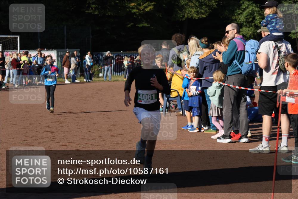 27.09.2026 - 35. Volkslauf durch das schöne Alstertal Strokosch-Dieckow http://msf.ph/oto/10587161 27.09.2026 10:53:34 Ziel 4061, 4104, 4105, 4228 meine-sportfotos.de