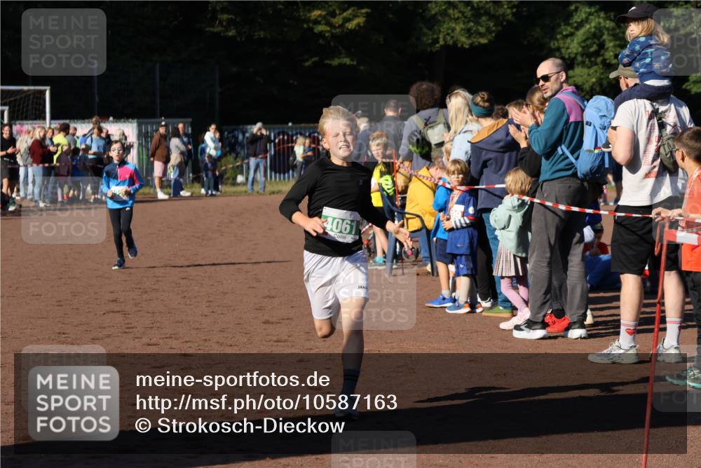27.09.2026 - 35. Volkslauf durch das schöne Alstertal Strokosch-Dieckow http://msf.ph/oto/10587163 27.09.2026 10:53:34 Ziel 4061, 4104, 4105, 4228 meine-sportfotos.de