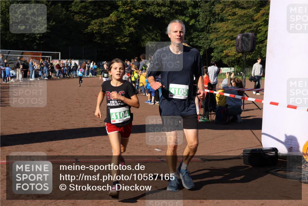 27.09.2026 - 35. Volkslauf durch das schöne Alstertal Strokosch-Dieckow http://msf.ph/oto/10587165 27.09.2026 10:53:32 Ziel 4061, 4083, 4104, 4105, 4228 meine-sportfotos.de