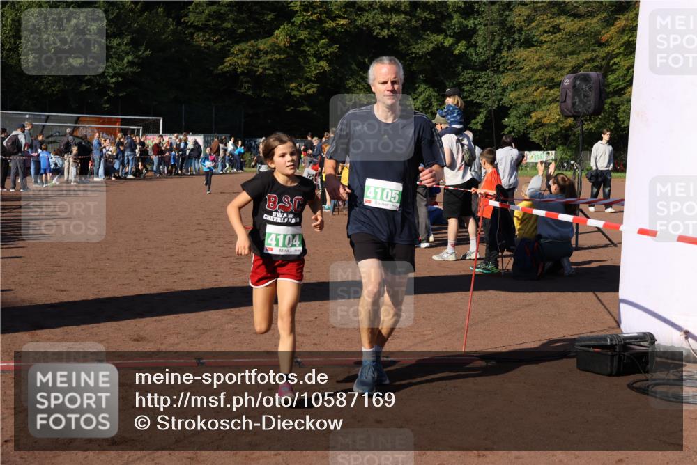 27.09.2026 - 35. Volkslauf durch das schöne Alstertal Strokosch-Dieckow http://msf.ph/oto/10587169 27.09.2026 10:53:31 Ziel 4061, 4083, 4104, 4105, 4228, 4957 meine-sportfotos.de