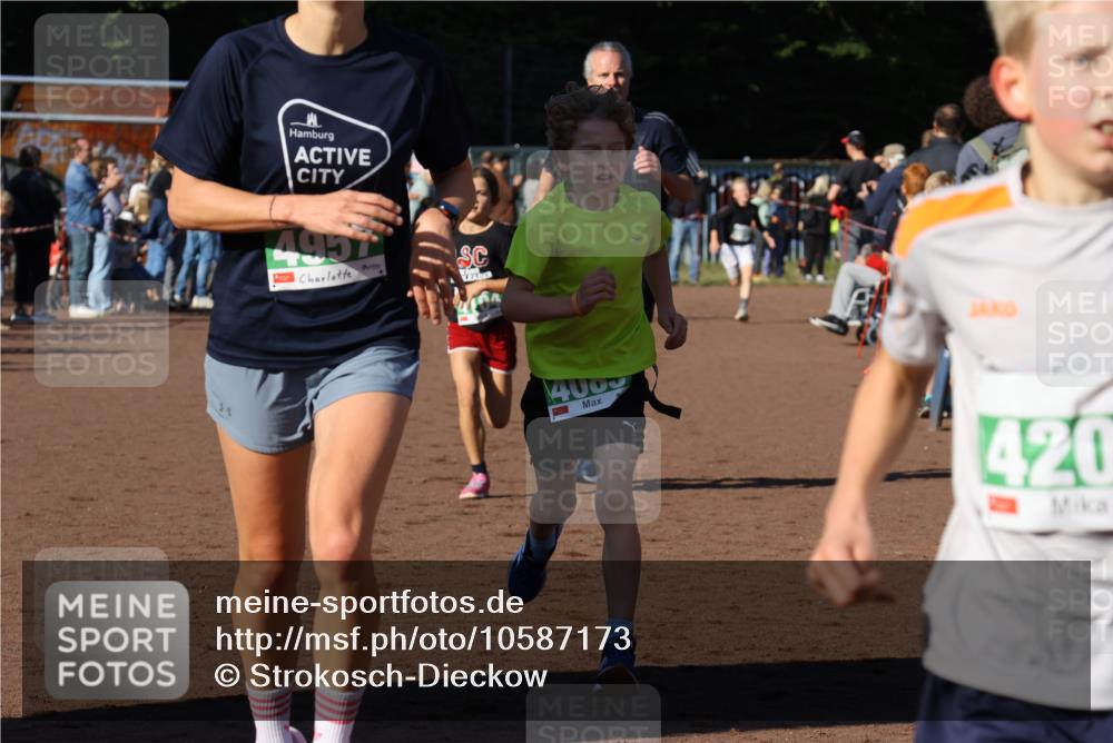 27.09.2026 - 35. Volkslauf durch das schöne Alstertal Strokosch-Dieckow http://msf.ph/oto/10587173 27.09.2026 10:53:28 Ziel 4061, 4083, 4104, 4105, 4201, 4957 meine-sportfotos.de
