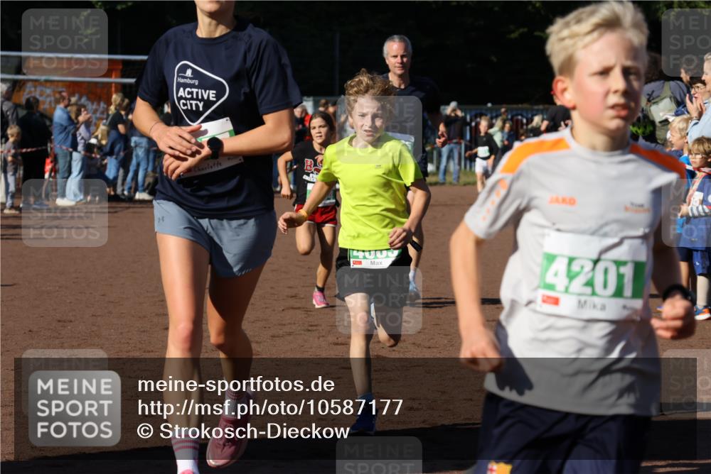 27.09.2026 - 35. Volkslauf durch das schöne Alstertal Strokosch-Dieckow http://msf.ph/oto/10587177 27.09.2026 10:53:28 Ziel 4061, 4083, 4104, 4105, 4201, 4957 meine-sportfotos.de