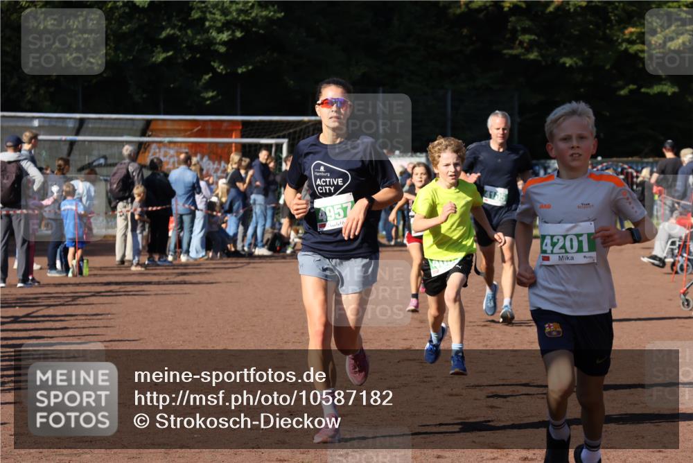 27.09.2026 - 35. Volkslauf durch das schöne Alstertal Strokosch-Dieckow http://msf.ph/oto/10587182 27.09.2026 10:53:27 Ziel 4061, 4083, 4104, 4105, 4201, 4957 meine-sportfotos.de