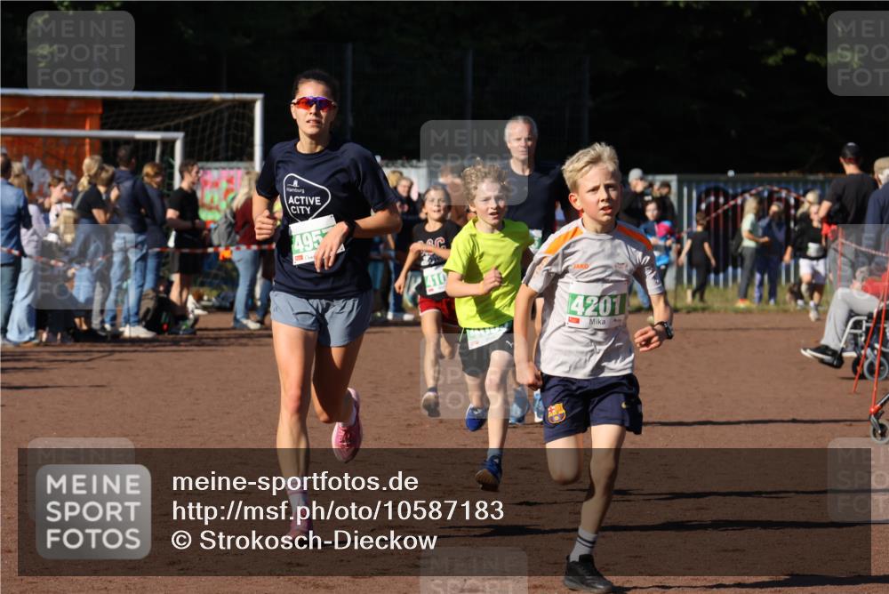 27.09.2026 - 35. Volkslauf durch das schöne Alstertal Strokosch-Dieckow http://msf.ph/oto/10587183 27.09.2026 10:53:26 Ziel 4061, 4083, 4104, 4105, 4201, 4957 meine-sportfotos.de