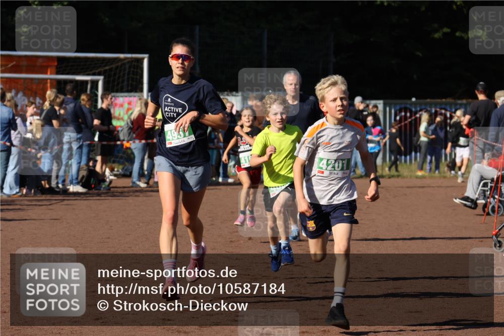 27.09.2026 - 35. Volkslauf durch das schöne Alstertal Strokosch-Dieckow http://msf.ph/oto/10587184 27.09.2026 10:53:26 Ziel 4061, 4083, 4104, 4105, 4201, 4957 meine-sportfotos.de