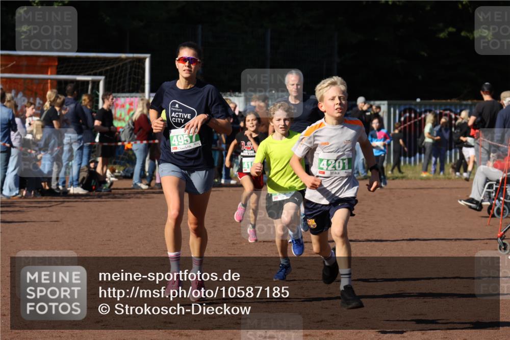 27.09.2026 - 35. Volkslauf durch das schöne Alstertal Strokosch-Dieckow http://msf.ph/oto/10587185 27.09.2026 10:53:25 Ziel 4083, 4104, 4105, 4201, 4957 meine-sportfotos.de