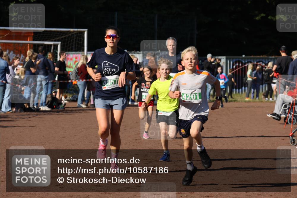 27.09.2026 - 35. Volkslauf durch das schöne Alstertal Strokosch-Dieckow http://msf.ph/oto/10587186 27.09.2026 10:53:25 Ziel 4083, 4104, 4105, 4201, 4957 meine-sportfotos.de