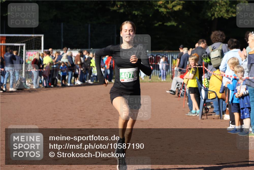 27.09.2026 - 35. Volkslauf durch das schöne Alstertal Strokosch-Dieckow http://msf.ph/oto/10587190 27.09.2026 10:52:59 Ziel 4076 meine-sportfotos.de