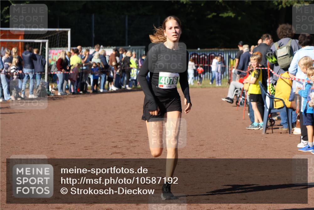 27.09.2026 - 35. Volkslauf durch das schöne Alstertal Strokosch-Dieckow http://msf.ph/oto/10587192 27.09.2026 10:52:59 Ziel 4076 meine-sportfotos.de