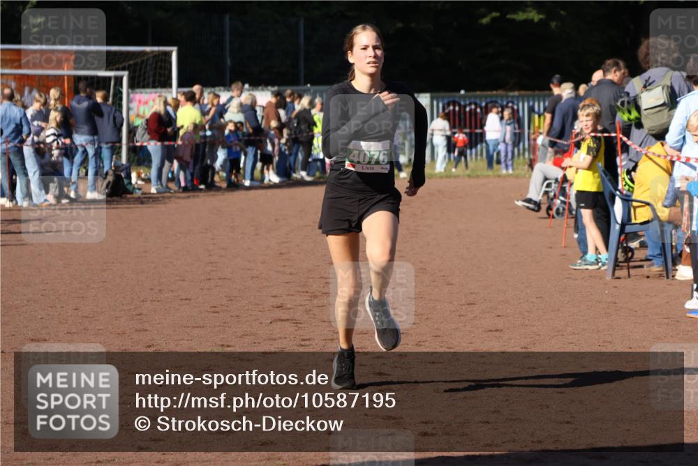 27.09.2026 - 35. Volkslauf durch das schöne Alstertal Strokosch-Dieckow http://msf.ph/oto/10587195 27.09.2026 10:52:59 Ziel 4076 meine-sportfotos.de