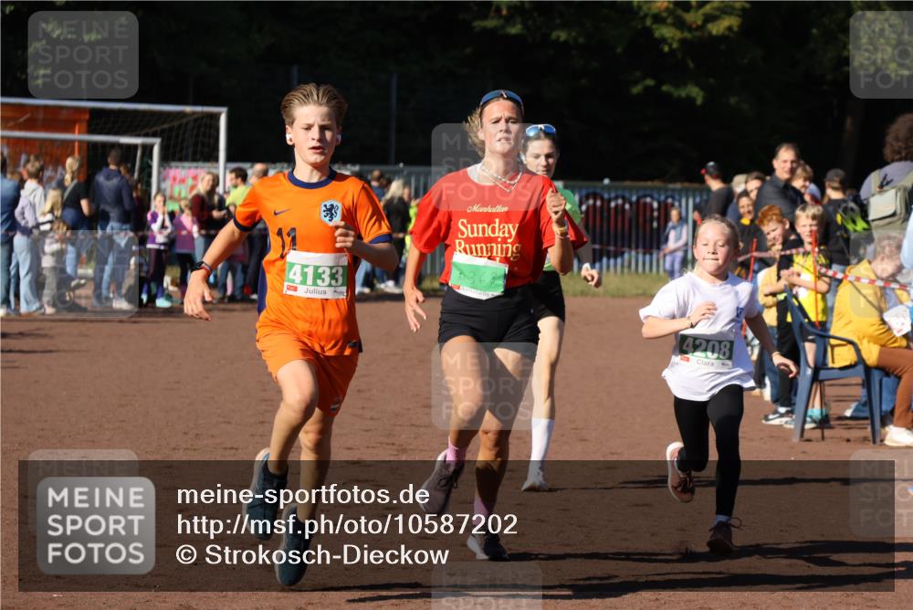 27.09.2026 - 35. Volkslauf durch das schöne Alstertal Strokosch-Dieckow http://msf.ph/oto/10587202 27.09.2026 10:52:45 Ziel 3368, 4133, 4208, 4229 meine-sportfotos.de