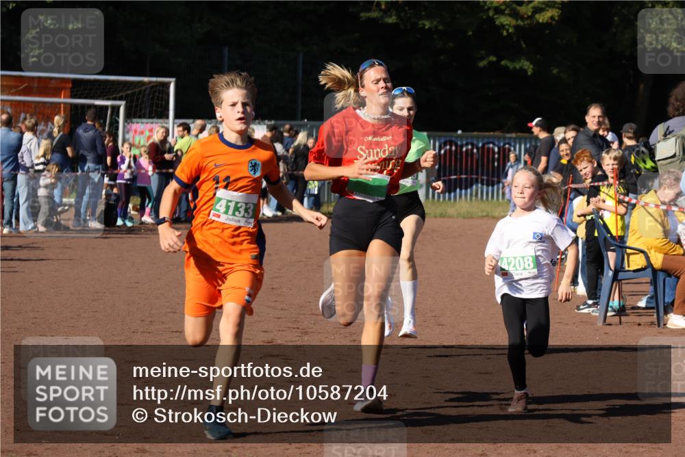 27.09.2026 - 35. Volkslauf durch das schöne Alstertal Strokosch-Dieckow http://msf.ph/oto/10587204 27.09.2026 10:52:45 Ziel 3368, 4133, 4208, 4229 meine-sportfotos.de