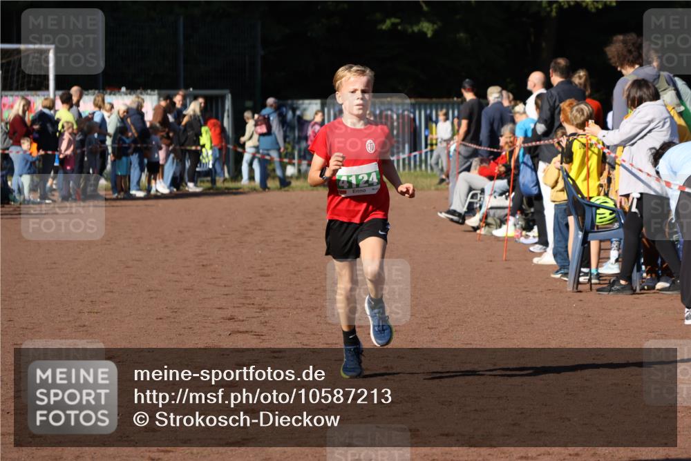 27.09.2026 - 35. Volkslauf durch das schöne Alstertal Strokosch-Dieckow http://msf.ph/oto/10587213 27.09.2026 10:52:10 Ziel 4082, 4124 meine-sportfotos.de
