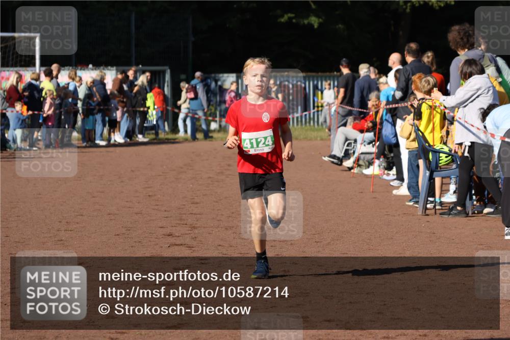 27.09.2026 - 35. Volkslauf durch das schöne Alstertal Strokosch-Dieckow http://msf.ph/oto/10587214 27.09.2026 10:52:10 Ziel 4082, 4124 meine-sportfotos.de