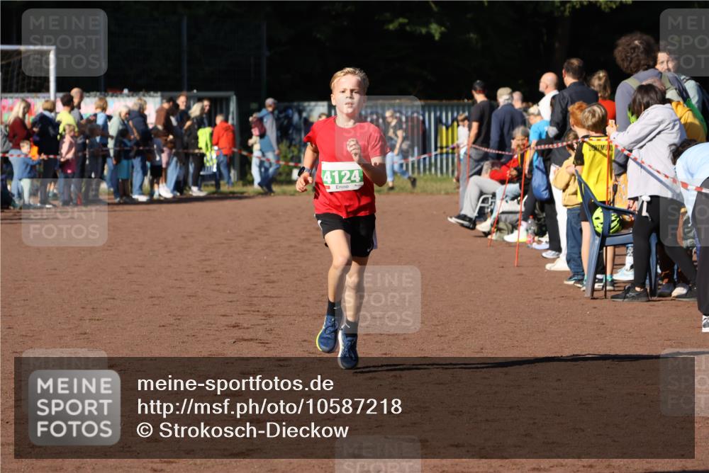 27.09.2026 - 35. Volkslauf durch das schöne Alstertal Strokosch-Dieckow http://msf.ph/oto/10587218 27.09.2026 10:52:10 Ziel 4082, 4124 meine-sportfotos.de