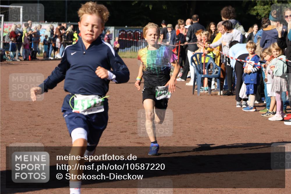 27.09.2026 - 35. Volkslauf durch das schöne Alstertal Strokosch-Dieckow http://msf.ph/oto/10587220 27.09.2026 10:52:06 Ziel 4082, 4118, 4124 meine-sportfotos.de