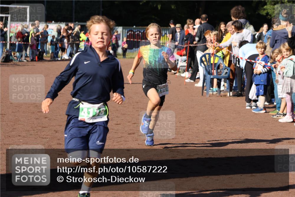 27.09.2026 - 35. Volkslauf durch das schöne Alstertal Strokosch-Dieckow http://msf.ph/oto/10587222 27.09.2026 10:52:06 Ziel 4082, 4118, 4124 meine-sportfotos.de