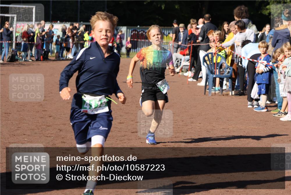 27.09.2026 - 35. Volkslauf durch das schöne Alstertal Strokosch-Dieckow http://msf.ph/oto/10587223 27.09.2026 10:52:06 Ziel 4082, 4118, 4124 meine-sportfotos.de