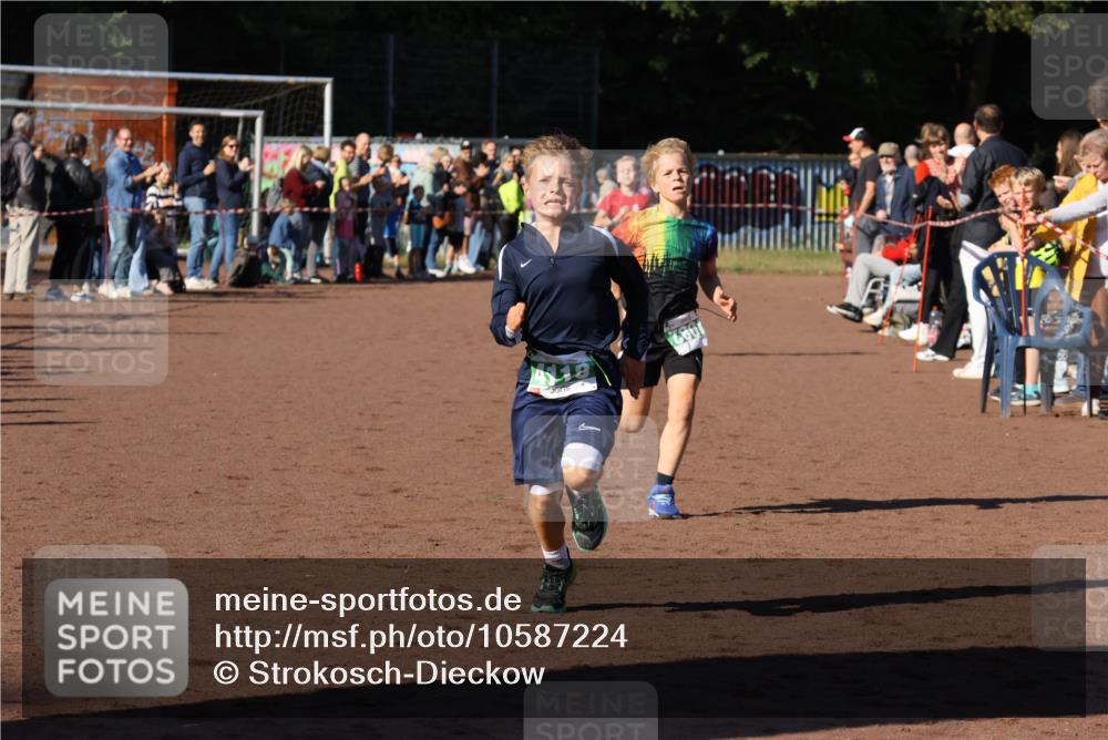 27.09.2026 - 35. Volkslauf durch das schöne Alstertal Strokosch-Dieckow http://msf.ph/oto/10587224 27.09.2026 10:52:05 Ziel 4082, 4118, 4124 meine-sportfotos.de