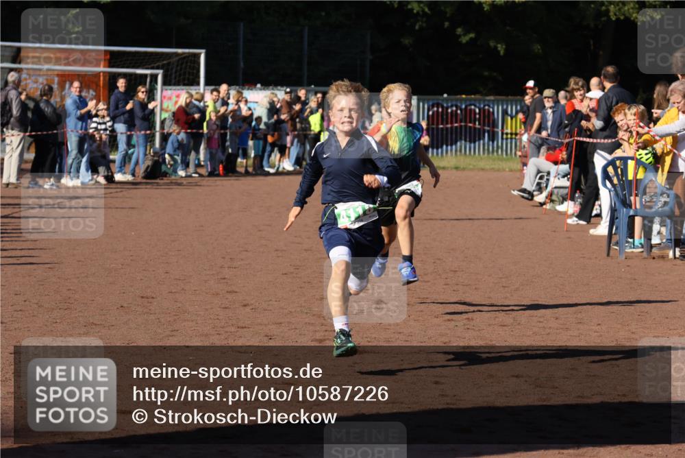 27.09.2026 - 35. Volkslauf durch das schöne Alstertal Strokosch-Dieckow http://msf.ph/oto/10587226 27.09.2026 10:52:05 Ziel 4082, 4118, 4124 meine-sportfotos.de